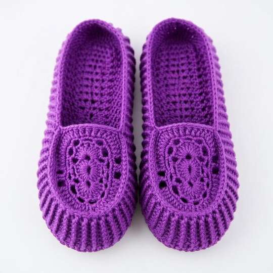 Crochet Slippers Pattern – Easy Women’s House Shoes with Video Tutorial