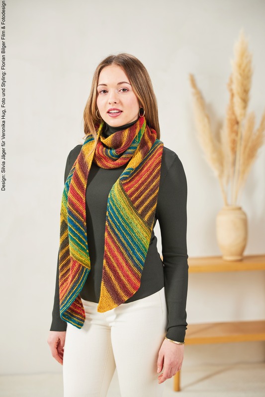 SCHRÄGSTREIFEN-SCHAL MIT SOCKEN