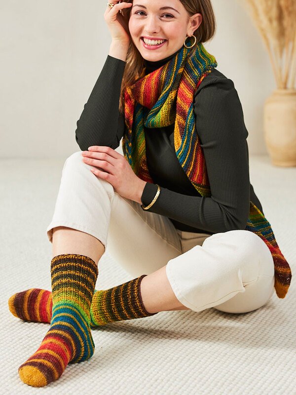 SCHRÄGSTREIFEN-SCHAL MIT SOCKEN - Bild 7