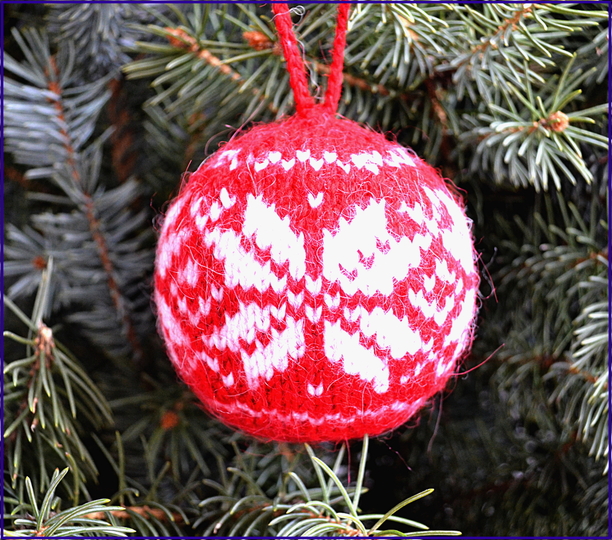 Strickmuster für einfachen Weihnachtsbaumschmuck. 5 Weihnachtskugeln
