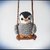 Kleiner Pinguin auf Schaukel
