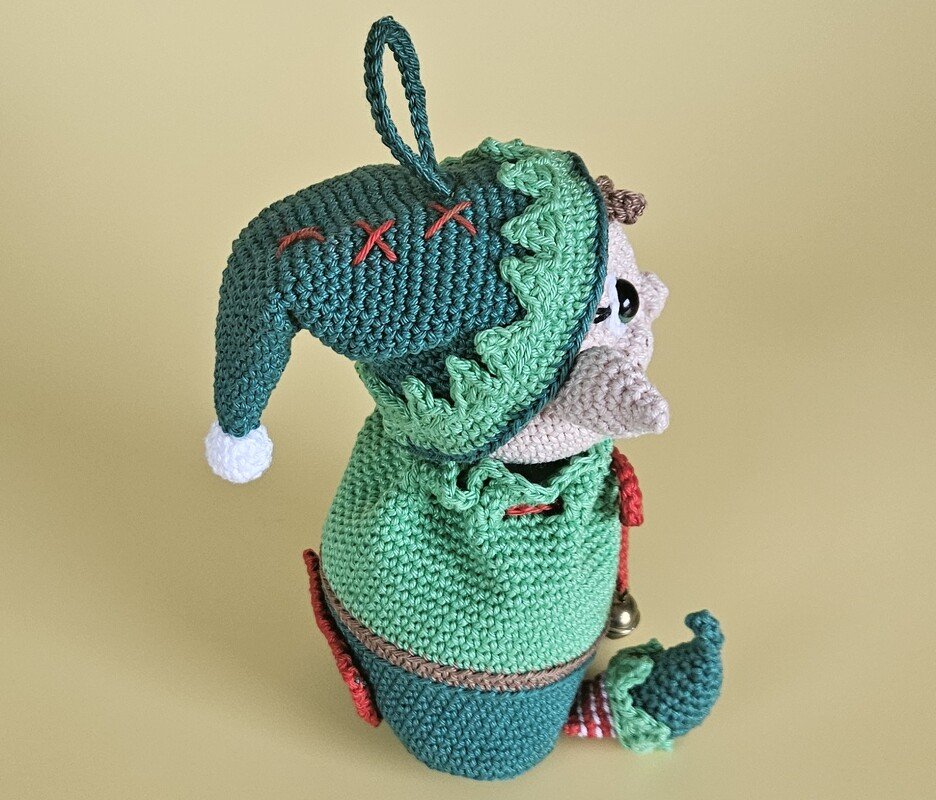 Kleiner Elf Geschenksäckchen mit Christbaumkugel - Amigurumi Häkelanleitung - Bild 8