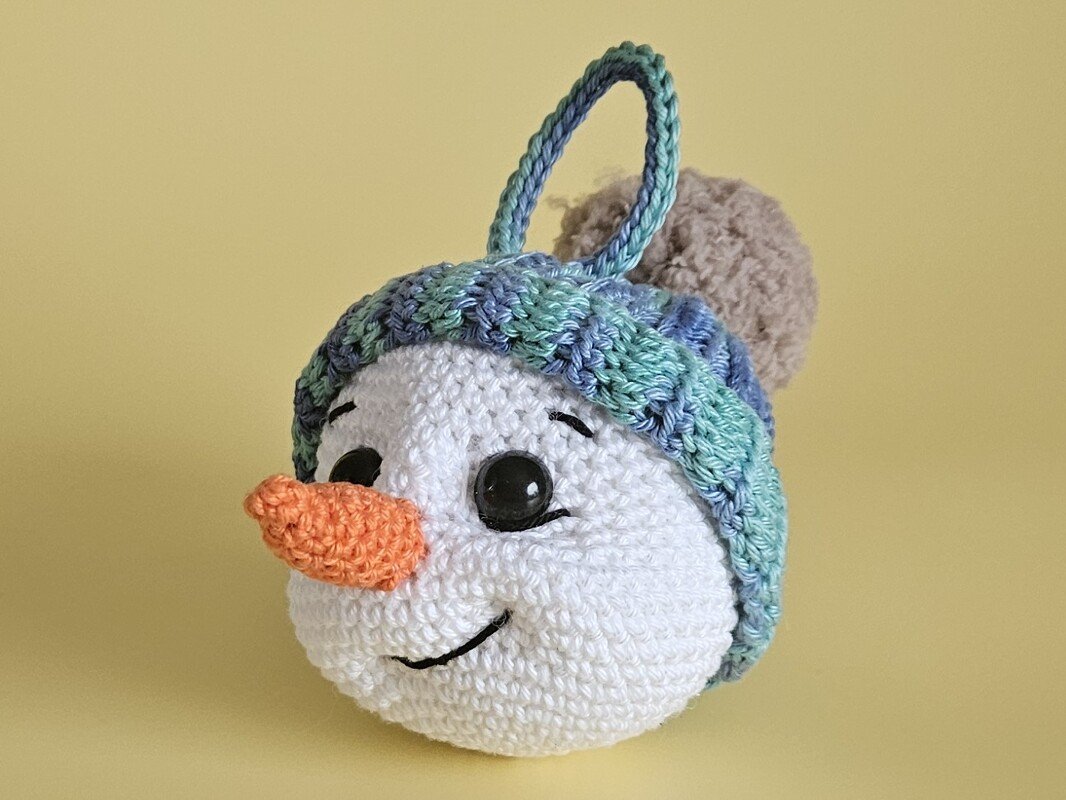 Schneemann Geschenksäckchen mit Christbaumkugel - Amigurumi Häkelanleitung - Bild 4