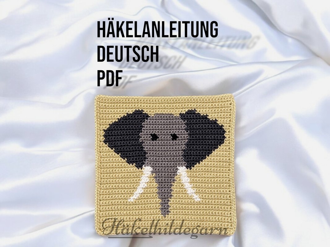 Quadratisches gehäkeltes Pixelmotiv mit Elefantenkopf in Grau und Schwarz auf beigem Hintergrund.