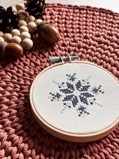 Stickdatei: Weihnachtsmotive für Miniaturstickrahmen