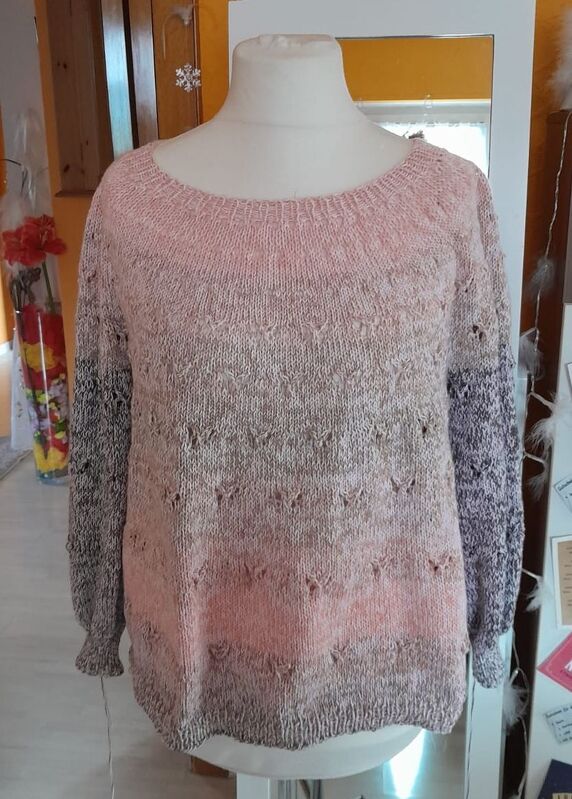 Gestrickter Damenpullover mit Rundhals, Lochmuster und Rosa-Grau-Farbverlauf