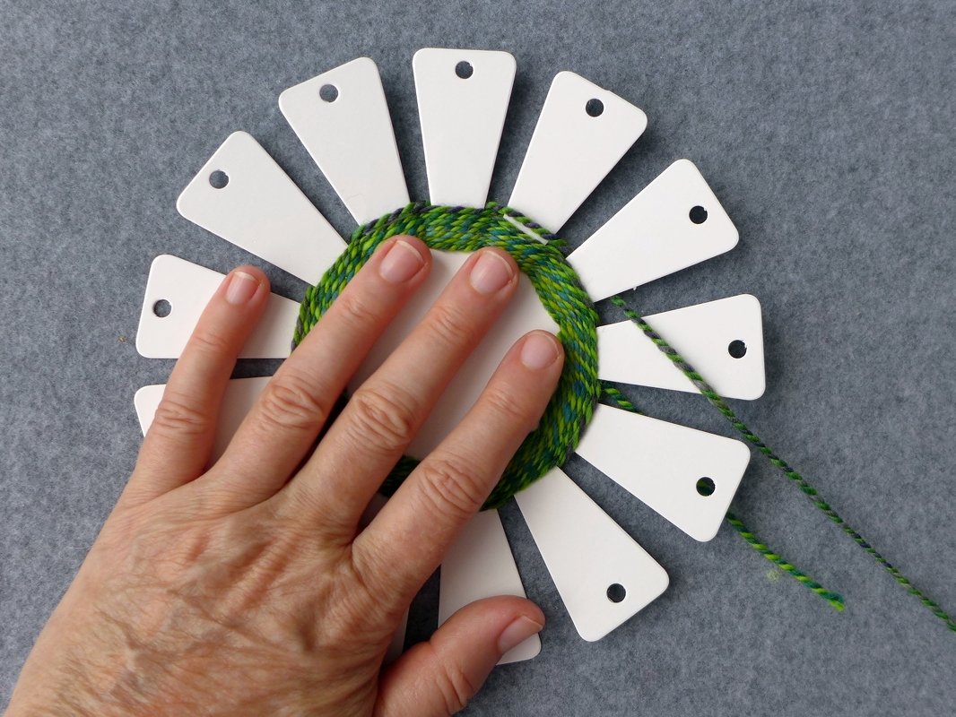 Basteln mit Kindern: Schale aus Wollresten - Bild 16