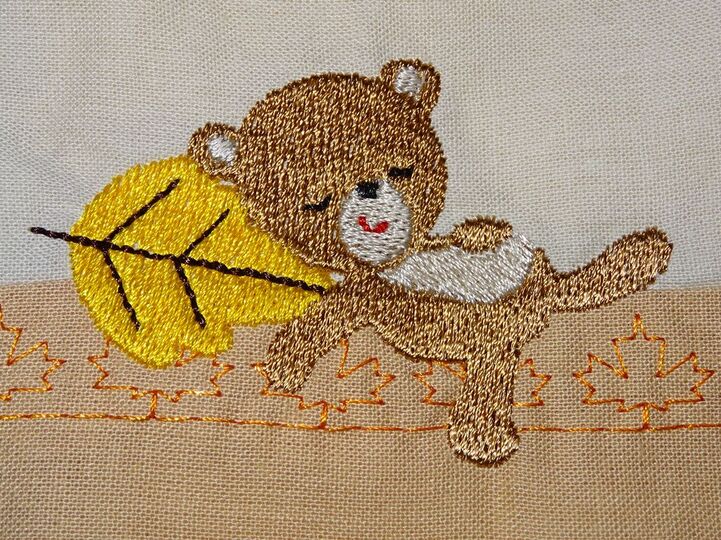 Stickdatei - Herbst Bär, Blatt, Herz und Vogel Bär schlafend am Baum