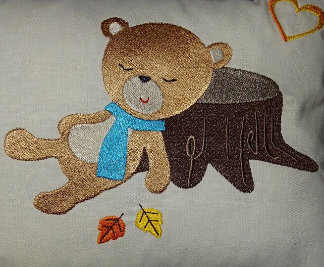 Stickdatei - Herbst Bär, Blatt, Herz und Vogel Bär schlafend am Baum