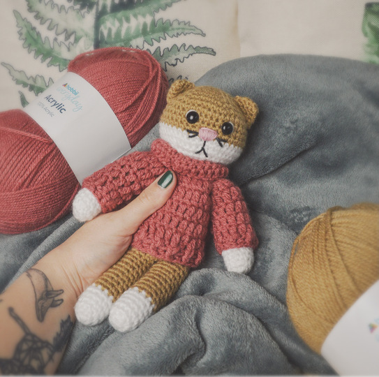 Häkelanleitung Kater Garry mit Pulli.Amigurumi Pattern für orange/rot-weiße