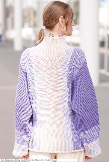 Quer gestrickter Pullover mit Fledermausärmeln