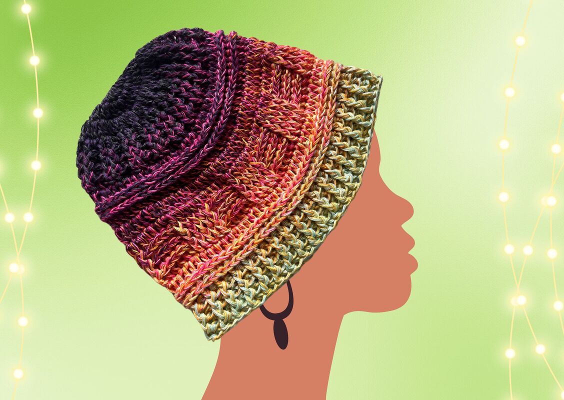 Gehäkelte Slouchy-Mütze mit Ombré-Farbverlauf auf stilisiertem Kopfprofil