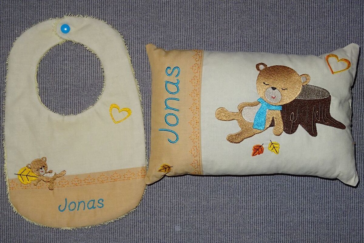 Stickdatei - Herbst Bär am Baum schlafend Kissen und Lätzchen SET ITH