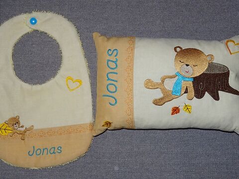 Stickdatei - Herbst Bär am Baum schlafend Kissen und Lätzchen SET ITH