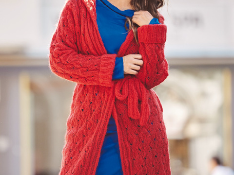 Flauschiger Mantel aus Mohairgarn mit Bindegürtel