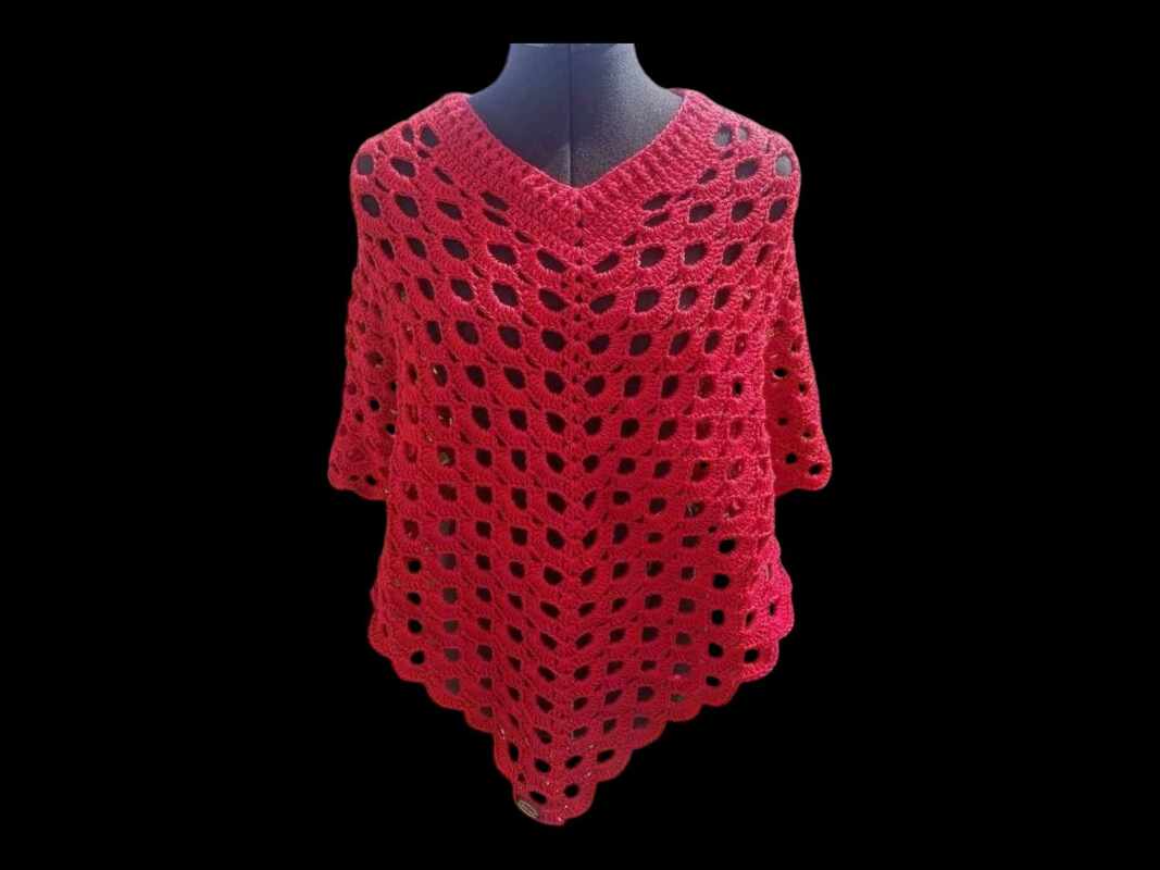 Roter, gehäkelter Poncho mit V-Ausschnitt auf Schneiderpuppe