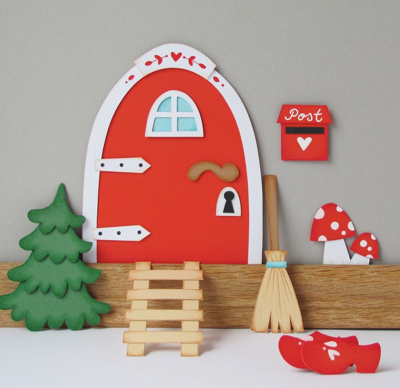 Rote Papier-Märchenhaustür mit Tannenbaum, Leiter, Besen und Briefkasten.