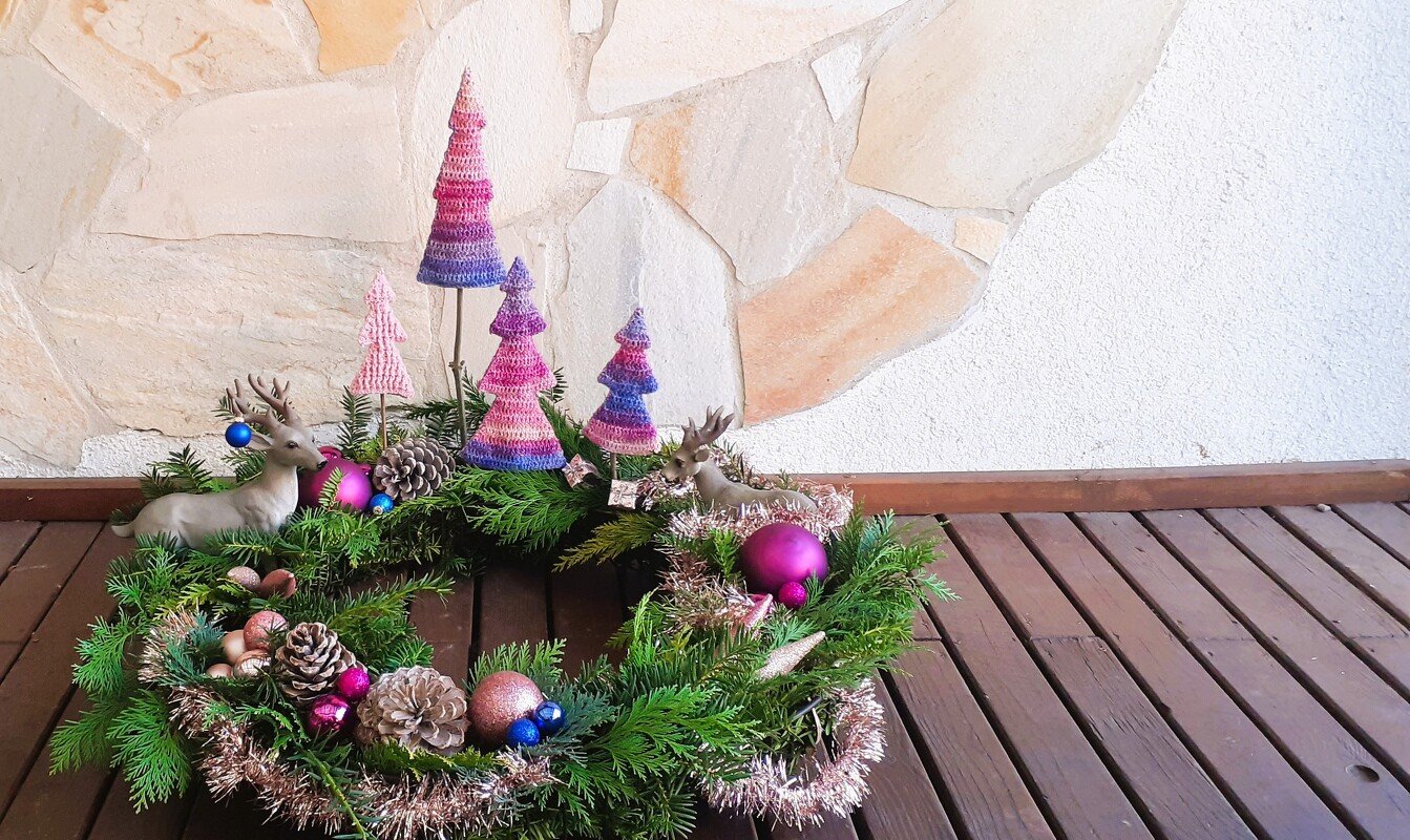 Weihnachtskranz mit schnell gehäkelten Mini-Tännchen in Pink-Lila, Tannenzapfen und bunten Kugeln