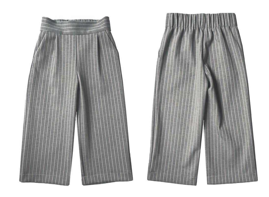 Vorder- und Rückansicht einer grauen Kinderhose mit weißen Nadelstreifen, weitem verkürztem Bein, Seitentaschen und elastischem Rückenbund.