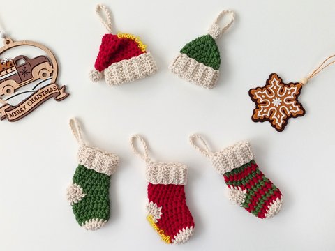 Häkelanleitung: Mini Weihnachtsstrümpfe & Mützen - Weihnachtsschmuck