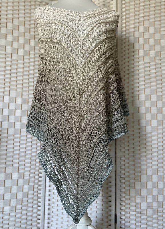 Gehäkelter Damenponcho in Ombre von Beige zu Blaugrün auf Schaufensterpuppe