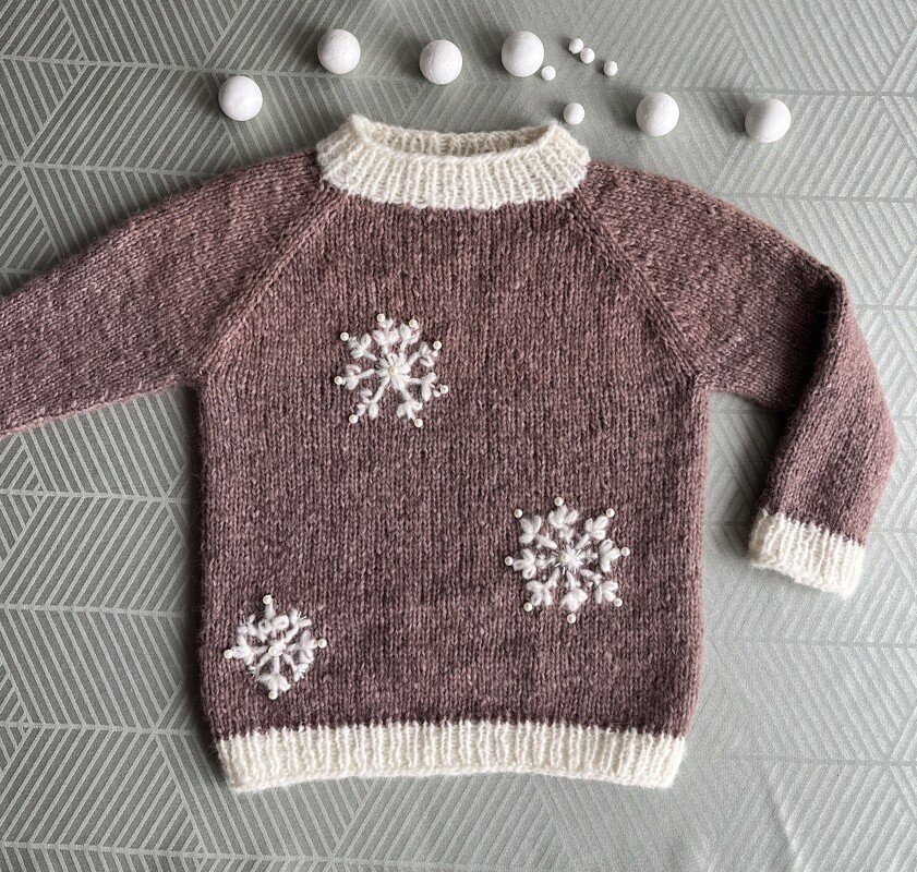Gestrickter Kinderpullover Braun-Lila mit cremefarbenen Bündchen und Schneeflocken-Applikationen