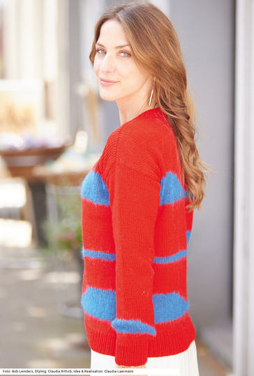 Flauschiger Pullover mit Intarsien-Streifen