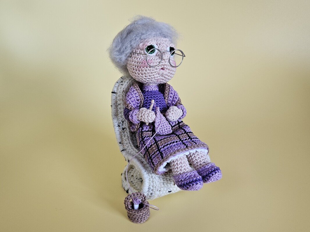 Oma Gerda häkelt im Schaukelstuhl einen Schal - Amigurumi Häkelanleitung - Bild 2