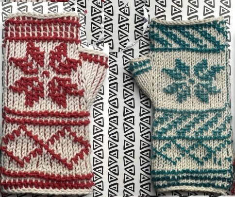 Zwei gestrickte, fingerlose Armstulpen in Rot-Beige und Türkis-Beige mit Norwegermuster