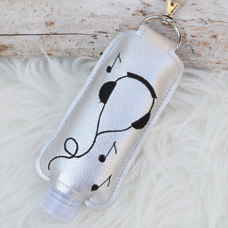 Silberner Flaschenhalter mit schwarzer Stickerei: Kopfhörer und Musiknoten, an Karabinerhaken.