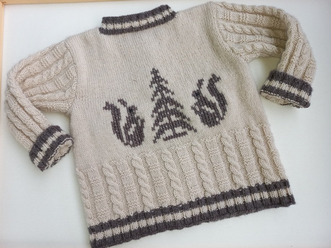Beigefarbener, handgestrickter Kinderpullover mit Eichhörnchen, Tannenbaum und Zopfmuster