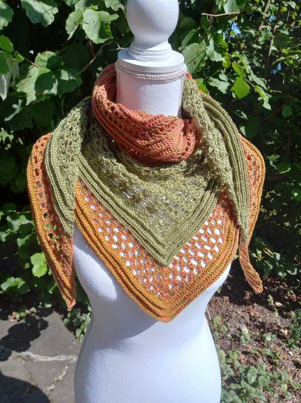 Häkel-Dreieckstuch mit Lochbordüre und geripptem Mittelteil auf Büste