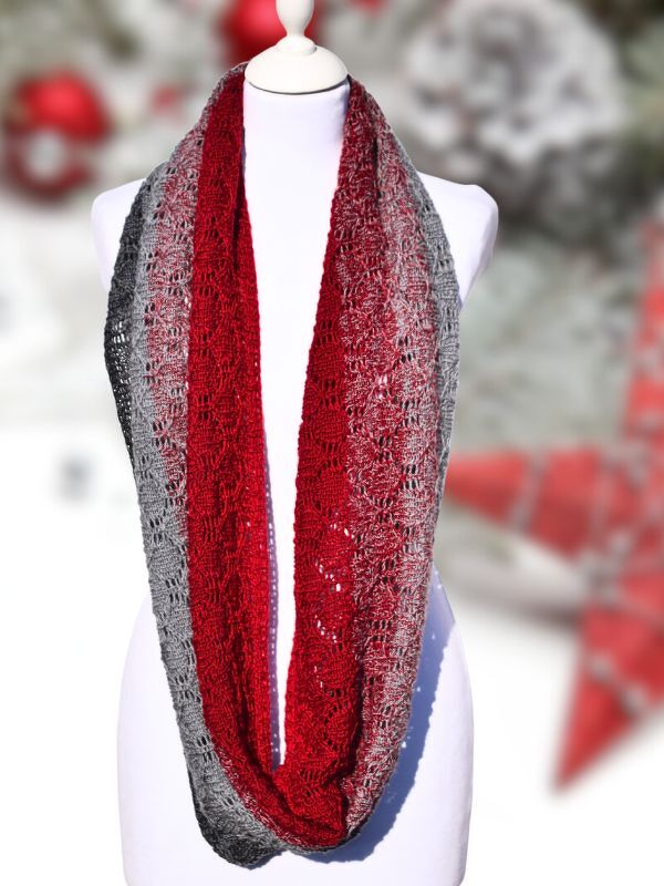Gestrickter Loop-Schal in Rot und Grau mit Lochmuster auf weißer Büste