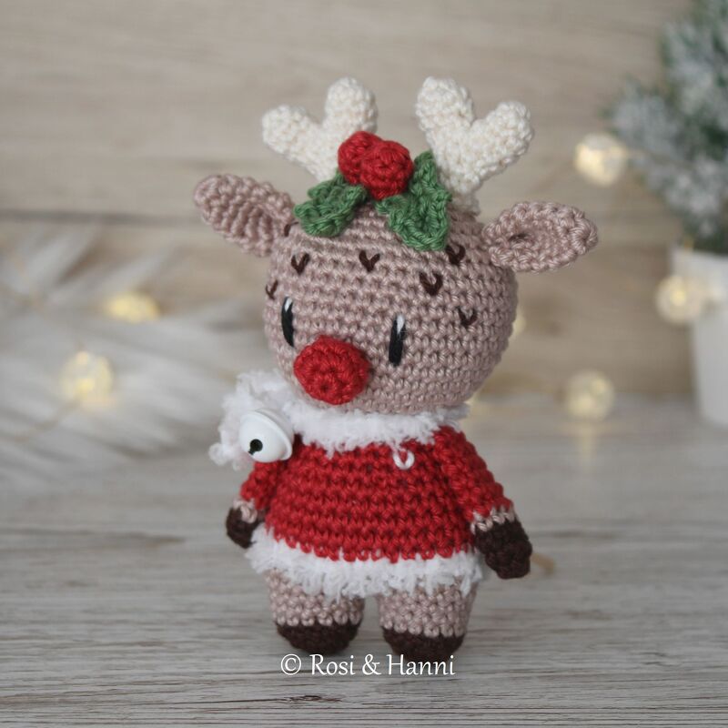 Gehäkeltes Rentier-Amigurumi in rotem Weihnachtskostüm mit roter Nase und Glöckchen