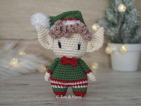 Häkelanleitung Weihnachtswichtel Phil mit kleinem Geschenk