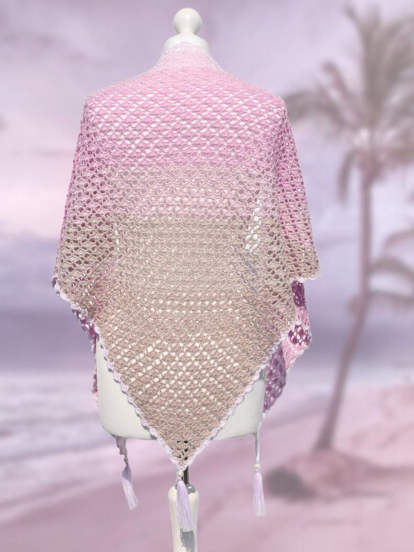 Gehäkeltes Dreieckstuch in Rosa und Beige mit offenem Spitzenmuster und Quasten auf einer Schneiderpuppe