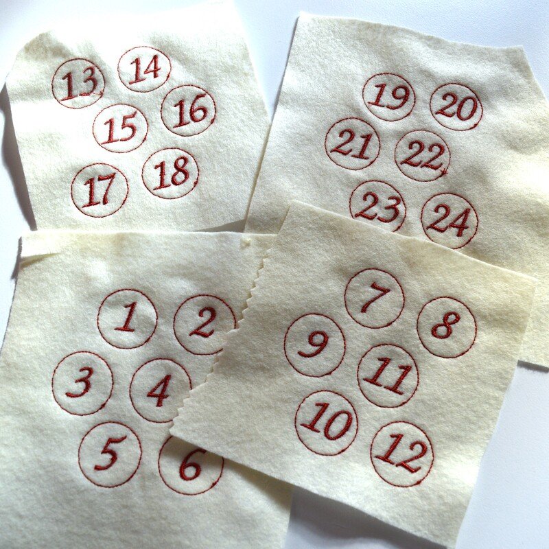 Cremefarbene Filzstücke mit roten, umkreisten Zahlen 1–24.