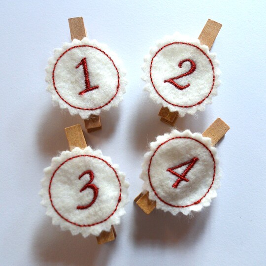 Stickdatei Adventskalenderzahlen rund für Button zum Aufnähen oder Aufklebe
