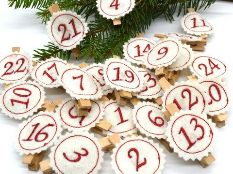 Stickdatei Adventskalenderzahlen rund für Button zum Aufnähen oder Aufklebe