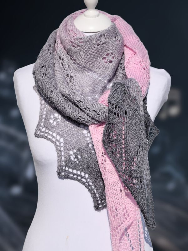 Gestricktes Dreieckstuch in Grau und Rosa mit Lochmuster auf Schneiderpuppe