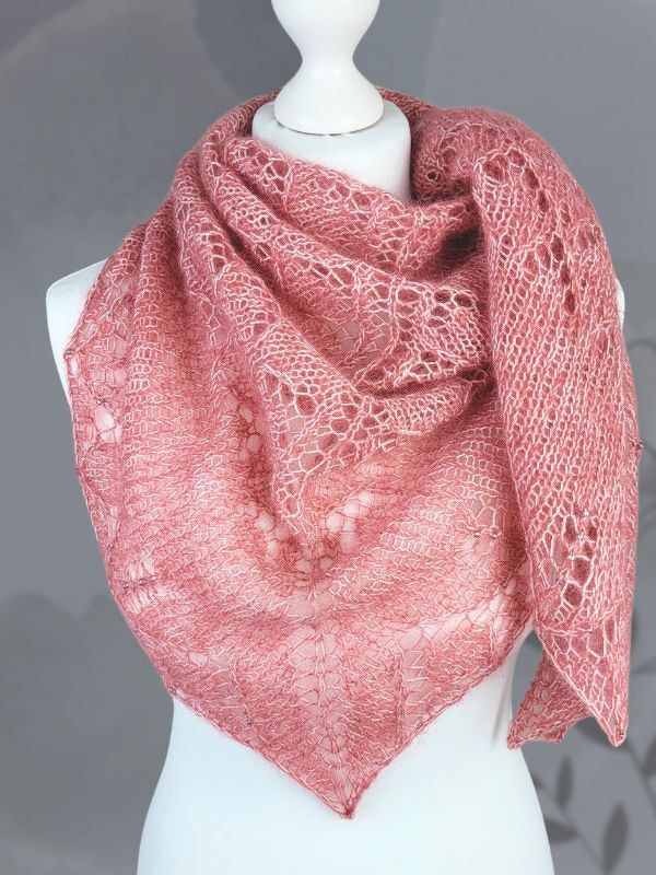 Rosa gestricktes Dreieckstuch mit feinem Ajourmuster auf weißer Präsentationsbüste