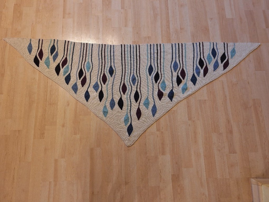 Gestricktes dreieckiges Tuch beige mit hängenden tropfenförmigen Mustern in Blau, Petrol und Dunkelrot