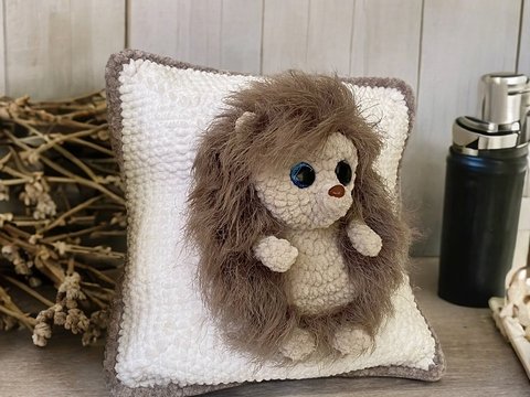 Igel-Plüschtier und Kissenbezug. Ohne Nähen. Häkelanleitung