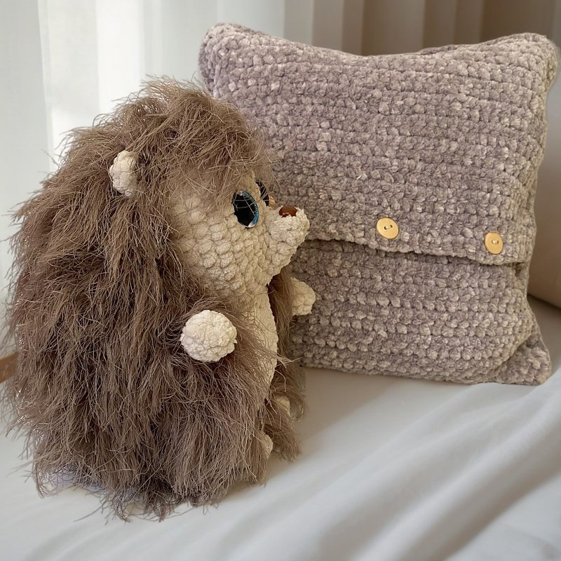 Igel-Plüschtier und Kissenbezug. Ohne Nähen. Häkelanleitung