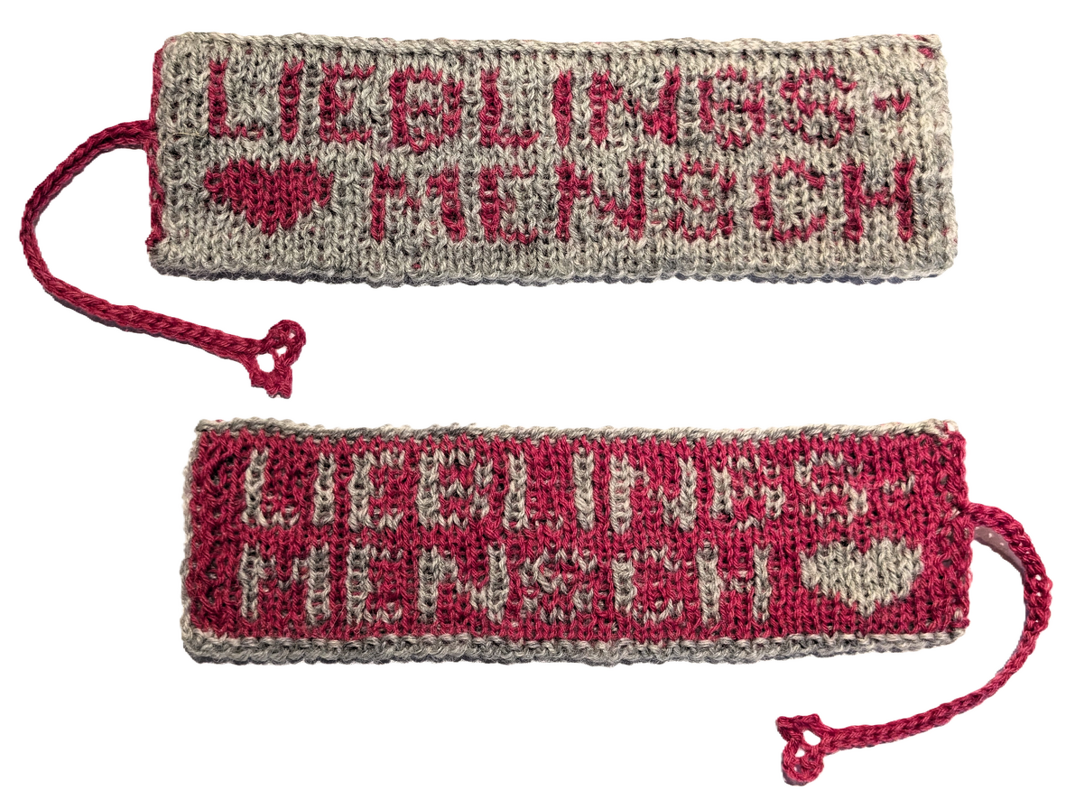 Beidseitig gestricktes Lesezeichen mit 'LIEBLINGSMENSCH', Herz und Schlaufe