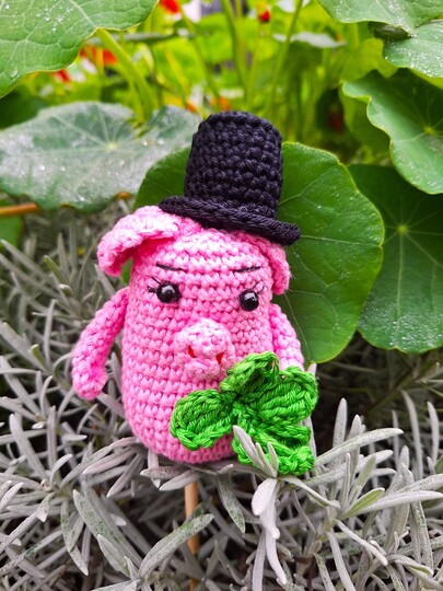 Häkelanleitung Glücksschweinchen Billy als Blumenstecker