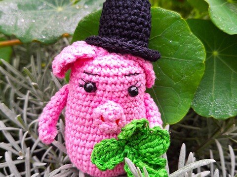 Häkelanleitung Glücksschweinchen Billy als Blumenstecker