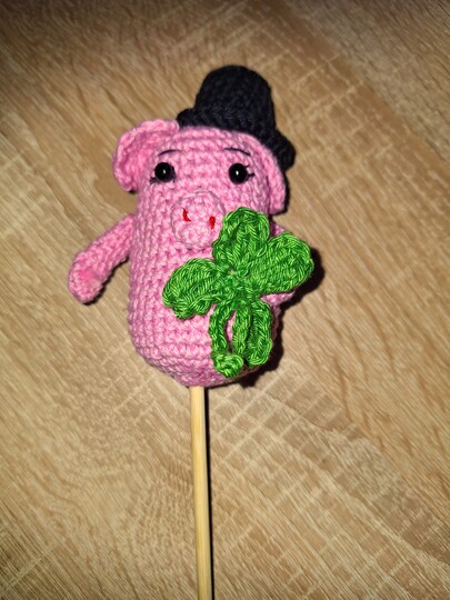 Häkelanleitung Glücksschweinchen Billy als Blumenstecker