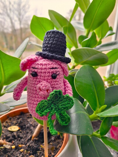 Häkelanleitung Glücksschweinchen Billy als Blumenstecker