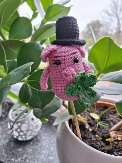 Häkelanleitung Glücksschweinchen Billy als Blumenstecker